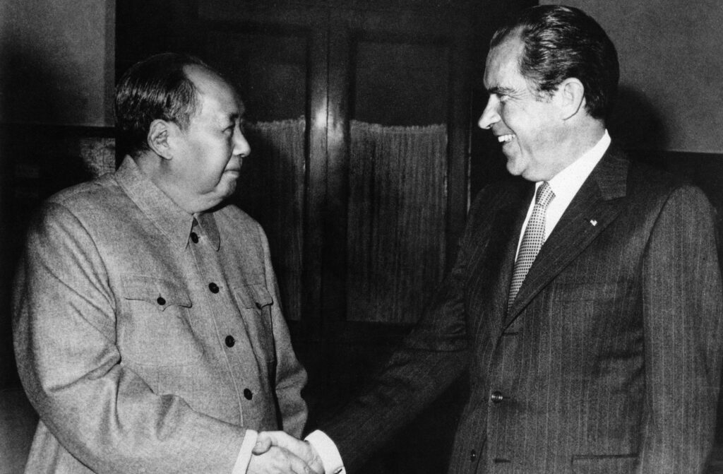 Nixon and Mao shake hands