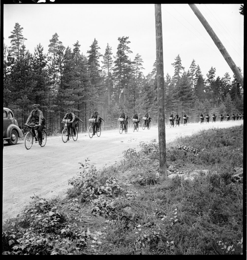 Finnish Army on bicycles. BANC PIC 1982.111: box 7, item 250