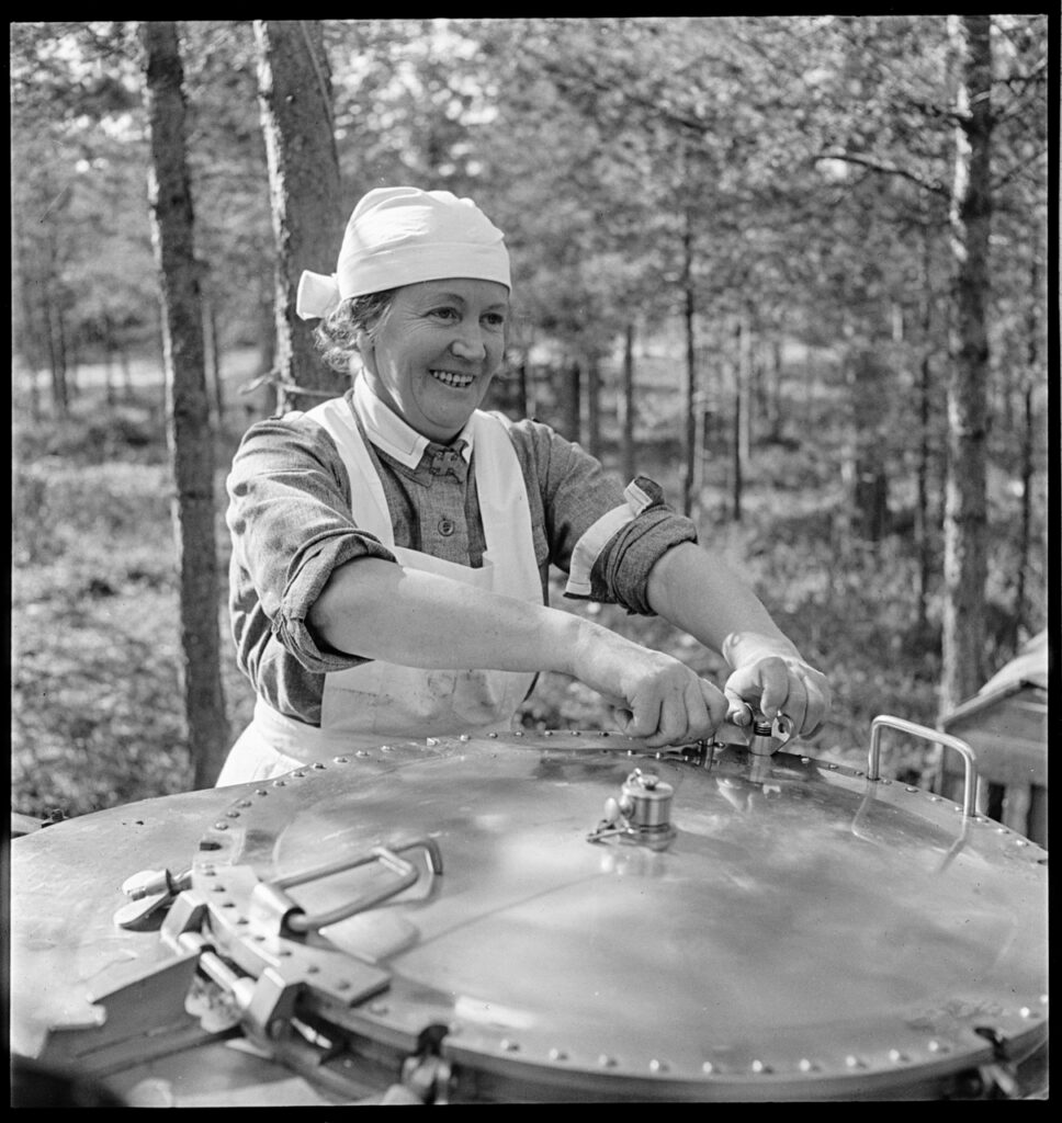 A member of the Lotta Svard, a Finnish voluntary auxiliary paramilitary organization for women, works a field kitchen in Lohja. BANC PIC 1982.111: box 15, item 1092